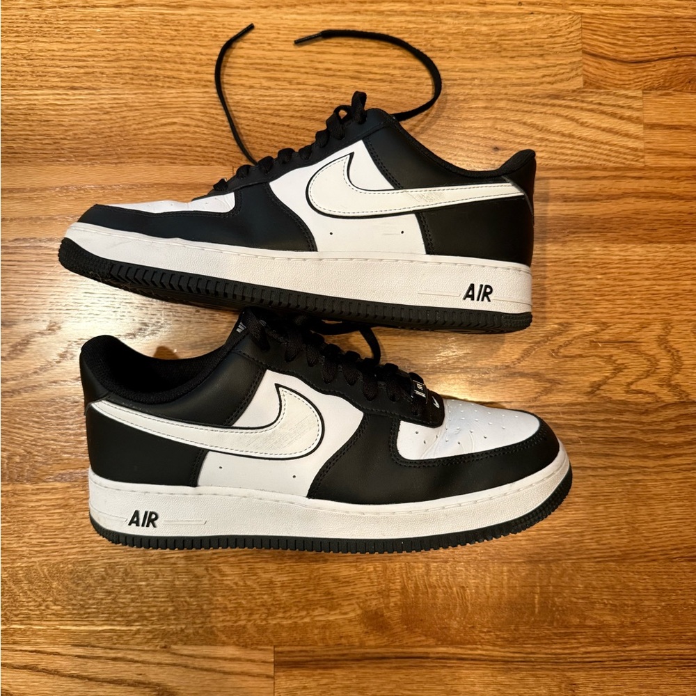 Men’s Nike Air Force 1 shoes. Black and white. Size 10.5. Good condition.